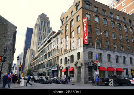 Montreal, Kanada - 27. Oktober 2019 - der Blick auf das Mussen-Gebäude mit einem McDonald's-Restaurant in der Stadt Stockfoto