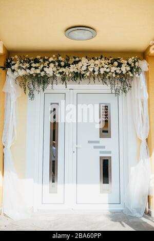 Speziell dekoriertes Haus mit Blumen Stockfoto