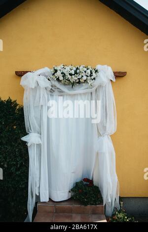 Speziell dekoriertes Haus mit Blumen Stockfoto