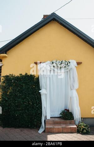 Speziell dekoriertes Haus mit Blumen Stockfoto