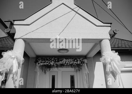 Speziell dekoriertes Haus mit Blumen Stockfoto