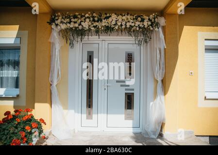 Speziell dekoriertes Haus mit Blumen Stockfoto
