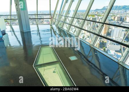 Die Aussichtsplattform des Goryokaku Tower bietet einen kompletten Blick auf den Park, das wunderschöne sternförmige Fort. Hakodate City, Hokkaido, Japan Stockfoto