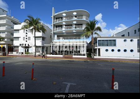 Miami Beach, Florida - 21. März 2020 - Ocean Drive erscheint leer, da Hotels, Restaurants und Strand wegen Coronavirus-Pandemie geschlossen bestellt werden. Stockfoto