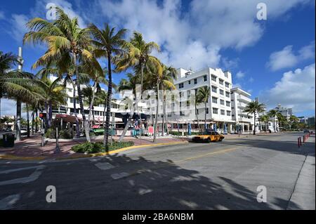 Miami Beach, Florida - 21. März 2020 - Ocean Drive erscheint leer, da Hotels, Restaurants und Strand wegen Coronavirus-Pandemie geschlossen bestellt werden. Stockfoto