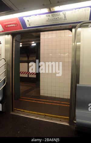 New York, NY, USA. März 2020. New York City unter dem Befehl von New York State Governor Andrew Cuomo verlässt NYC eine virtuelle Geisterstadt von Zügen auf die Straßen, inmitten der Coronavirus-Epidemie, in der Bundeskrankenhäuser im Jacob Javits Center gebaut werden, um den erwarteten Anstieg neuer Patienten auszugleichen. März 2020. Kredit: Mpi43/Media Punch/Alamy Live News Stockfoto