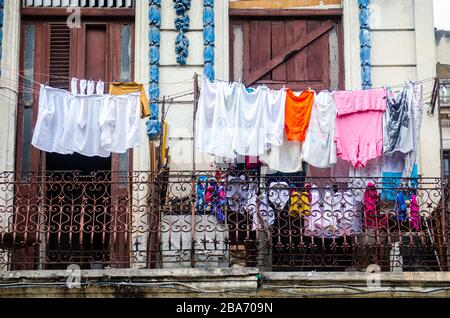 Szene des täglichen Lebens in den Häusern von La Habana. Menschen trocknen ihre Kleidung, hängen sie im Freien Stockfoto