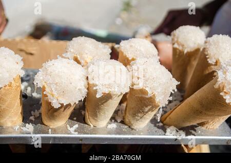 Kokosnuss-Süßigkeiten zum Verkauf in den Straßen von Havanna in Kuba Stockfoto