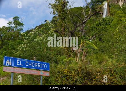 El Chorrito, Tamaulipas, Mexiko, 2. Juli 2019: Das Willkommensschild mit dem Wasserfall im Blick Stockfoto