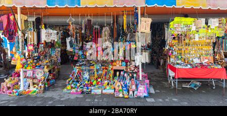 El Chorrito, Tamaulipas, Mexiko, 2. Juli 2019: Small-Shop, mit Süßigkeiten, Spielzeug und anderen Artesanias Stockfoto