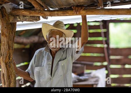 El Chorrito, Tamaulipas, Mexiko, 2. Juli 2019: Mexikanischer Senior, begrüßt Stadtbesucher in seinem bescheidenen Haus Stockfoto