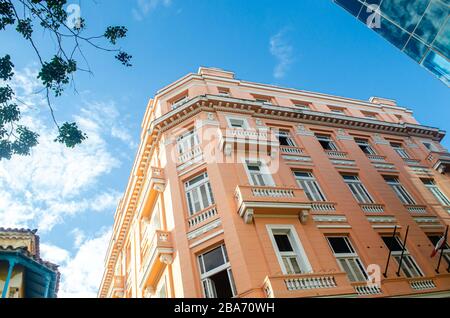 Ein berühmtes Gebäude, das als das Ernest Miller Hemingway Haus in Havanna bekannt ist. Das Hotel Ambos Mundos befindet sich in der Nähe. Stockfoto