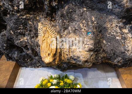 El Chorrito, Tamaulipas, Mexiko, 2. Juli 2019: Die Jungfrau del Chorrito, in einer Höhle in den Stein gehüllt Stockfoto