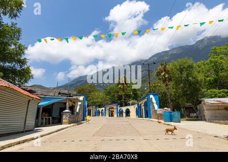 El Chorrito, Tamaulipas, Mexiko - 2. Juli 2019: Die Straßen von El Chorrito, Stadt in der Sierra Madre Oriental Stockfoto