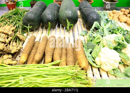 Herbstausstellung von landwirtschaftlichen Produkten, reifes Gemüse Stockfoto