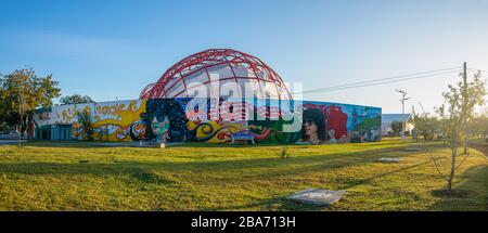 Matamoros, Tamaulipas, USA - 20. November 2019: Wandgemälde in Erinnerung an Rigo Tovar, lokalen Sänger, an der Rückwand seines Museums Stockfoto