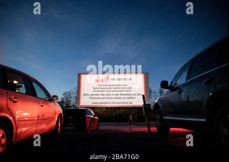 Essen, Deutschland. März 2020. Autos werden in Richtung Bildschirm geparkt. Das Drive-In-Kino ist auch während der Corona-Pandemie geöffnet. Besucher müssen Tickets online buchen, da es keine Abendkasse mehr gibt. Auch dürfen nur zwei Personen in einem Auto sitzen, Kinder ausgeschlossen. Kredit: Fabian Strauch / dpa / Alamy Live News Stockfoto