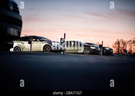 Essen, Deutschland. März 2020. Autos stehen im Sonnenuntergang auf dem Hügel. Das Drive-In-Kino ist auch während der Corona-Pandemie geöffnet. Besucher müssen Tickets online buchen, da es keine Abendkasse mehr gibt. Auch dürfen nur zwei Personen in einem Auto sitzen, Kinder ausgeschlossen. Kredit: Fabian Strauch / dpa / Alamy Live News Stockfoto