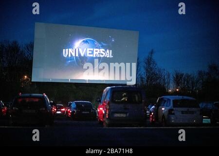 Essen, Deutschland. März 2020. Autos stehen im Sonnenuntergang auf dem Hügel. Das Drive-In-Kino ist auch während der Corona-Pandemie geöffnet. Besucher müssen Tickets online buchen, da es keine Abendkasse mehr gibt. Auch dürfen nur zwei Personen in einem Auto sitzen, Kinder ausgeschlossen. Kredit: Fabian Strauch / dpa / Alamy Live News Stockfoto