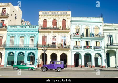 Eines der klassischsten Bilder des alten Havanna auf Kuba. Die alten Gebäude und Autos sorgen dafür, dass sich die Menschen wieder in der Zeit fühlen Stockfoto