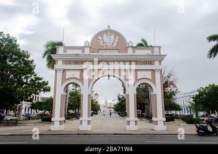 Szene in der Umgebung des Jose Marti Park in der Kolonialstadt Cienfuegos Stockfoto