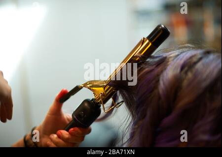 Schneiden und Färben von Haaren in einem Salon Stockfoto