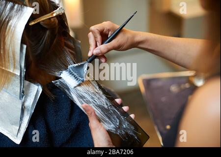 Schneiden und Färben von Haaren in einem Salon Stockfoto
