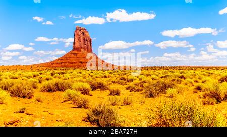 Die Sandsteinformation von East mitten Butte in der Wüstenlandschaft des Monument Valley Navajo Tribal Park im Süden Utahs, Vereinigte Staaten Stockfoto