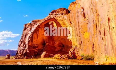 The Sun's Eye, ein Loch in der Decke einer großen Sandsteinformation, im Monument Valley Navajo Tribal Park an der Grenze zu Utah und Arizona, USA Stockfoto