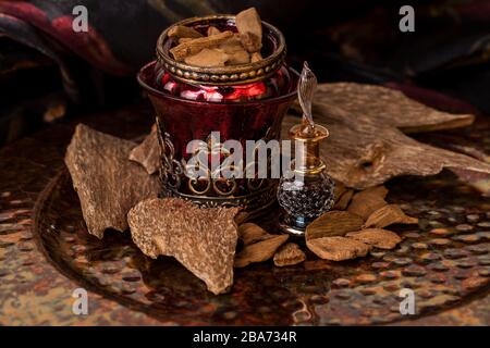 Agarwood, auch aloeswood, ätherisches Öl und Räucherwerk Chips genannt Stockfoto