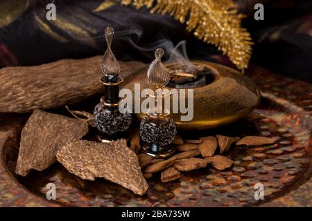 Agarwood, auch aloeswood, ätherisches Öl und Räucherwerk Chips genannt Stockfoto