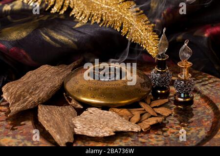 Agarwood, auch aloeswood, ätherisches Öl und Räucherwerk Chips genannt Stockfoto