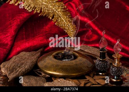 Agarwood, auch aloeswood, ätherisches Öl und Räucherwerk Chips genannt Stockfoto