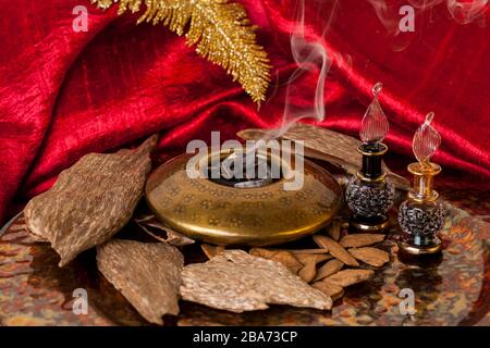 Agarwood, auch aloeswood, ätherisches Öl und Räucherwerk Chips genannt Stockfoto