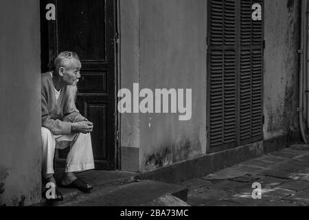 Der alte Vietnamese in der Türöffnung Stockfoto