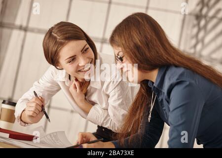 Weibliche Architekten lösen das Thema Krankenhausneubau Stockfoto