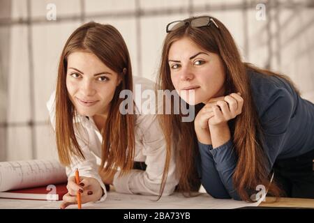 Weibliche Architekten lösen das Thema Krankenhausneubau Stockfoto