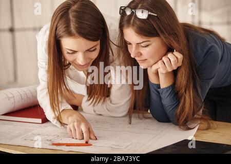 Weibliche Architekten lösen das Thema Krankenhausneubau Stockfoto