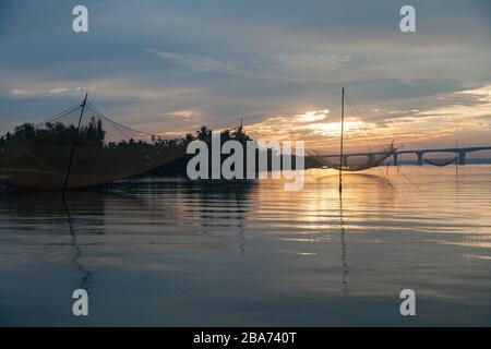 Fischernetze am Thu Bon River, Vietnam Stockfoto