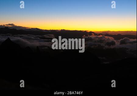 Sonnenaufgang in Pedra do Açú (2.245m) im Nationalpark Serra dos Órgãos, am meisten Punkt der Stadt Petrópolis. Stockfoto