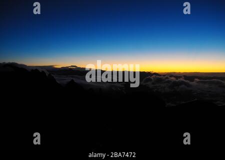 Sonnenaufgang in Pedra do Açú (2.245m) im Nationalpark Serra dos Órgãos, am meisten Punkt der Stadt Petrópolis. Stockfoto