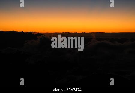 Sonnenaufgang in Pedra do Açú (2.245m) im Nationalpark Serra dos Órgãos, am meisten Punkt der Stadt Petrópolis. Stockfoto