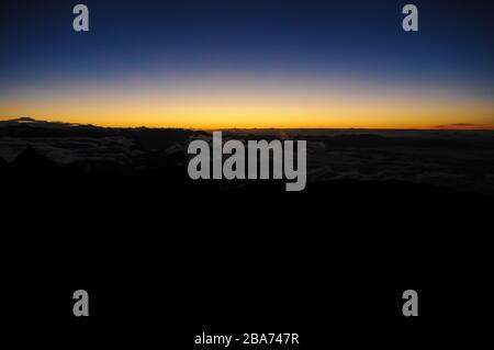 Sonnenaufgang in Pedra do Açú (2.245m) im Nationalpark Serra dos Órgãos, am meisten Punkt der Stadt Petrópolis. Stockfoto