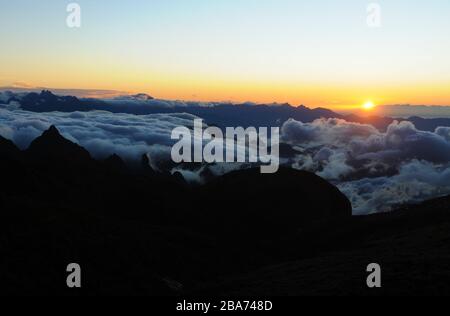 Sonnenaufgang in Pedra do Açú (2.245m) im Nationalpark Serra dos Órgãos, am meisten Punkt der Stadt Petrópolis. Stockfoto