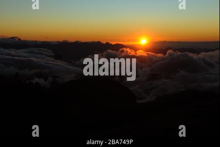 Sonnenaufgang in Pedra do Açú (2.245m) im Nationalpark Serra dos Órgãos, am meisten Punkt der Stadt Petrópolis. Stockfoto