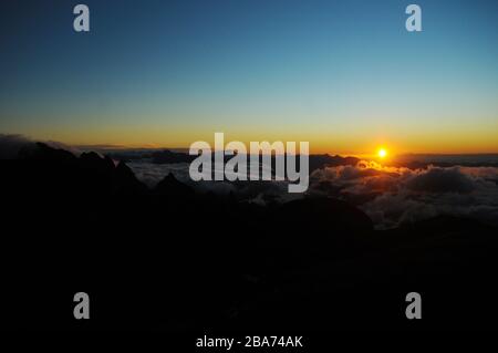 Sonnenaufgang in Pedra do Açú (2.245m) im Nationalpark Serra dos Órgãos, am meisten Punkt der Stadt Petrópolis. Stockfoto