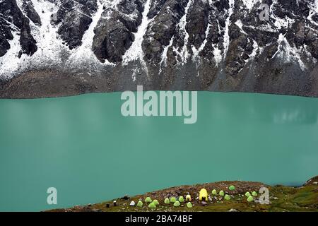 Blick auf den Camping am Ala Kul See. Der Ala Kul Lake Trail am Terskey Alatau Gebirge in den Tian Shan Bergen. Kirgisistan, Zentral A Stockfoto