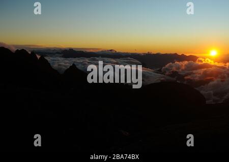 Sonnenaufgang in Pedra do Açú (2.245m) im Nationalpark Serra dos Órgãos, am meisten Punkt der Stadt Petrópolis. Stockfoto