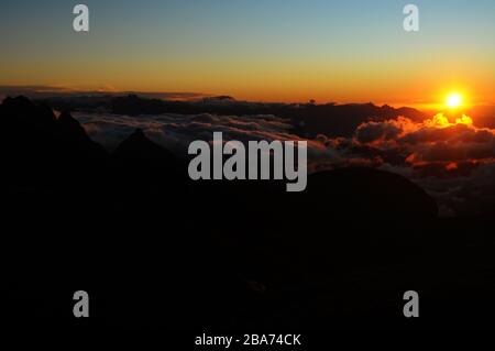 Sonnenaufgang in Pedra do Açú (2.245m) im Nationalpark Serra dos Órgãos, am meisten Punkt der Stadt Petrópolis. Stockfoto