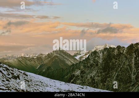 Sonnenuntergang vom Ala Kul Pass. Landschaft an der Terskey Alatau Bergkette in den Tian Shan Bergen. Kirgisistan, Zentralasien.